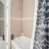 Отель 3BR Amazing Apt with Parking in Logan Sq, фото 9