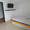 Отель OYO 90699 Yellow White Guesthouse Palu, фото 5