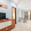 Отель Lovely, comfortable 1BR APT just off the promenade by 360 Estates, фото 3