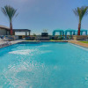 Отель Rooftop Pool, Views, Close to Shops & Dining 1131, фото 17