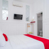 Отель RedDoorz Syariah @ Aura Homestay, фото 5