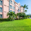 Отель Comfort Suites Paradise Island в Парадайзе Айленде