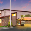 Отель Ramada by Wyndham Medford Airport North, фото 1