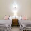 Отель Captivating 2-bed Town-house in Kingston, фото 3