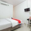 Отель RedDoorz near RSU Suaka Insan, фото 5
