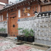 Отель Bukchon Sarangchae Hanok Guesthouse, фото 1