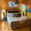 Отель Southern Oak 2 Bedroom Cabin by Redawning, фото 13