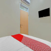 Отель OYO 90804 Oma Uti Homestay Syariah, фото 5