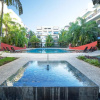 Отель Condo Solana - Modern 2 Bedroom with BBQ and Gym - At Sabbia Condos, фото 10