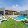 Отель Brand NEW 3br2ba w Private Pool Amazing Location, фото 13