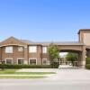 Отель Howard Johnson by Wyndham Grand Prairie Near Lone Star Park в Гранд-Прери