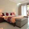 Отель RedDoorz @ Raya Batu Bolong, фото 1