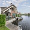 Отель Stylish Thatched Villa with 2 Bathrooms near Giethoorn, фото 1