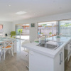 Отель Rose's Beach Pad - Matarangi Holiday Home, фото 11