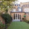 Отель Charming 4-bed House w Garden in Fulham, фото 18