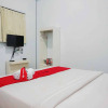 Отель RedDoorz near Velodrome Malang 2, фото 3