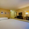 Отель Holiday Inn Express & Suites Costa Mesa, an IHG Hotel, фото 7