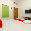 Отель RedDoorz near Kejaksan Station Cirebon 2, фото 6