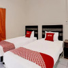 Отель OYO 91861 Pemuda Kemuning Guest House, фото 3