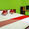 Отель OYO 91573 Hotel Family Blitar, фото 9
