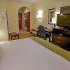 Отель Holiday Inn Express & Suites Houston North Intercontinental, an IHG Hotel, фото 3