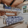 Отель 99mbr - Hot Tub - Wifi - Pets Ok - Bbq - Sleeps 6 2 Bedroom Home by RedAwning, фото 6