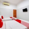 Отель OYO 93011 Hotel Griya Lestari Pati 2, фото 11