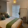 Отель Trendy City Centre Hull Sleeps 2 or 4 with Free Secure Parking Traveller Award 2023, фото 3