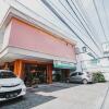 Отель RedDoorz Plus @ Jalan Parangtritis 2, фото 13