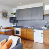 Отель Spacious Carlton 1 bedroom Apt With Secure Parking, фото 6