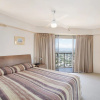 Отель Burleigh Esplanade Beachfront Apartments, фото 2