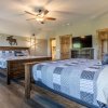 Отель Ozarks Peak - Sleeps 25 7 Bedroom Home by Redawning, фото 23