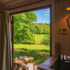 Отель Red Kite Retreat - Allium - Shepherds Hut 2, фото 5
