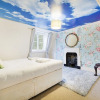 Отель The Wonderland Townhouse - Amazing Alice in Wonderland 8BDR Home, фото 8