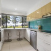 Отель Golden Shores Unit 1 21 Landsborough Parade, фото 6