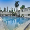 Отель Sleek Coastal Abode: 1 Block to Naples Beach!, фото 9