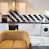 Отель Crystal Suite 4 - private parking - metro, фото 3
