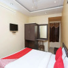 Отель OYO 10588 Hotel Golden Square, фото 20