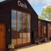 Отель Oasis Barn Holidays в Халесворте