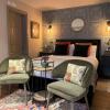 Отель Stunning Private En-suite Studio in Cobham, фото 5