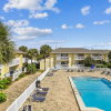 Отель SPC 2013 is a Pet Friendly Upstairs 1 BR With Seasonal Beach Setup by Redawning, фото 21