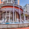 Отель Fountain Court Modern Studio Apartment with Balcony в Сиэтле