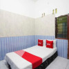 Отель OYO Life 93061 Kost Vicky Syariah, фото 11