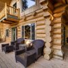 Отель Snowline Cabin #33 - A Stunning Family Log Home With a Hot Tub and Wifi! в Глейшере