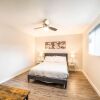 Отель Stylish 1BR Near UT Highland Evonify, фото 14