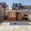 Отель Remarkable 1-bed Studio in Dagenham, фото 5
