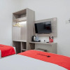 Отель RedDoorz Plus @ Jalan Juanda Medan, фото 12