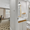 Отель Highliner Hotel: Ground Floor King Suite 110, фото 6