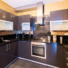 Отель Spacious 2BR Apt w Terrace Pkg Near DT, фото 7