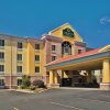 Отель La Quinta Inn & Suites by Wyndham Hot Springs, фото 48